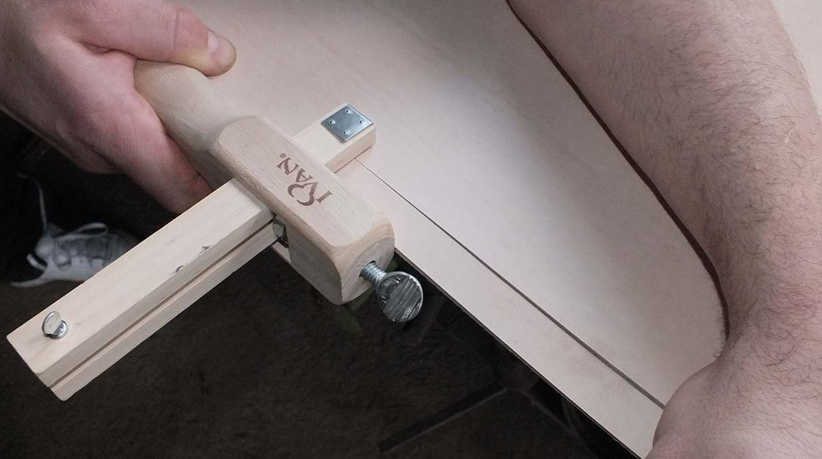Step 2: Dann benötigen wir eine begradigte Kante, um anzufangen, unsere Gürtelstreifen per Hand zuzuschneiden.